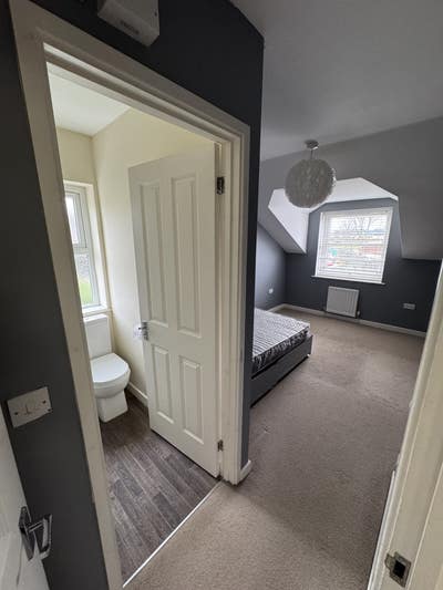 Spacious  Ensuite room - Available  Main Photo