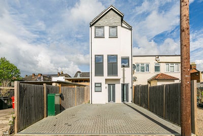 Modern 1-Bedroom Flat in KT15 - Free Parking Main Photo