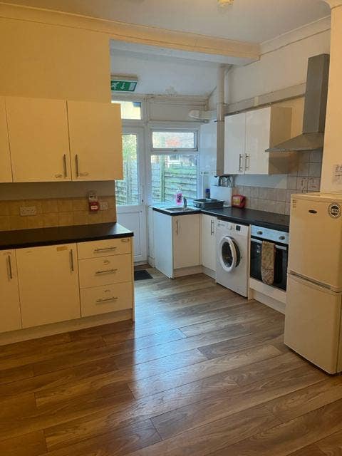 Room in HMO house share bills included  Main Photo