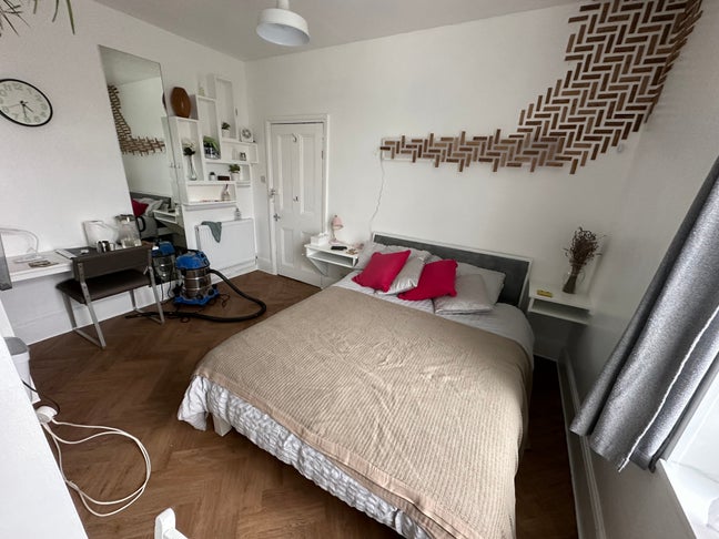 Spacious rooms to rent in quiet home Main Photo