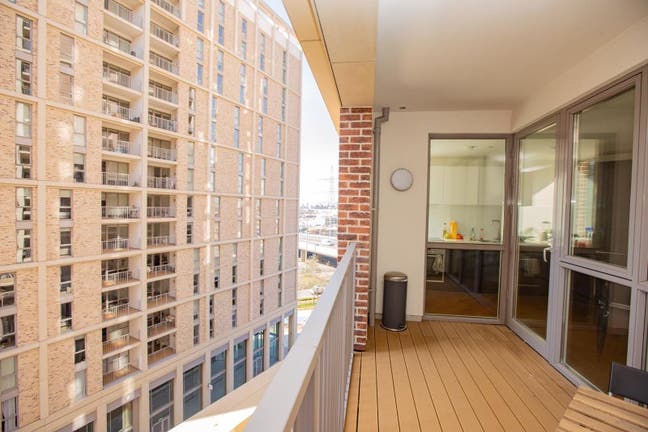 🌸 Bright Double Room | Modern 3-Bed Flat | E16 Main Photo