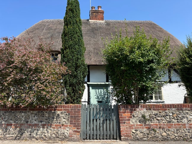 Double room in Ramsbury cottage Main Photo