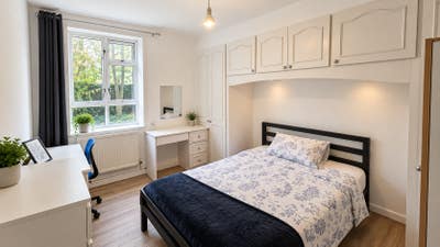 Newly decorarted room with Plenty Storage Bow E3 Main Photo