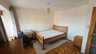 Spacious double room + bathroom Main Photo