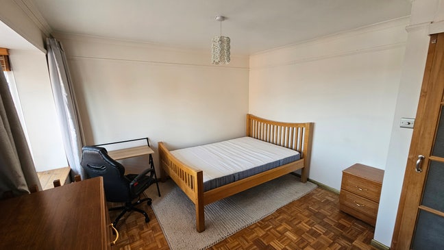 Spacious double room + bathroom Main Photo