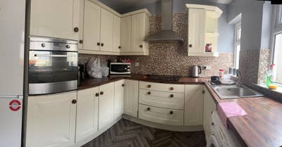 2 bedrooms available in a big house with one house Main Photo