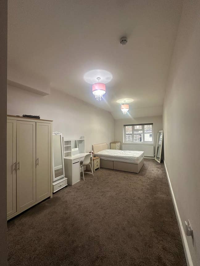 Large Room & Private En-Suite! All Bills Included! Main Photo