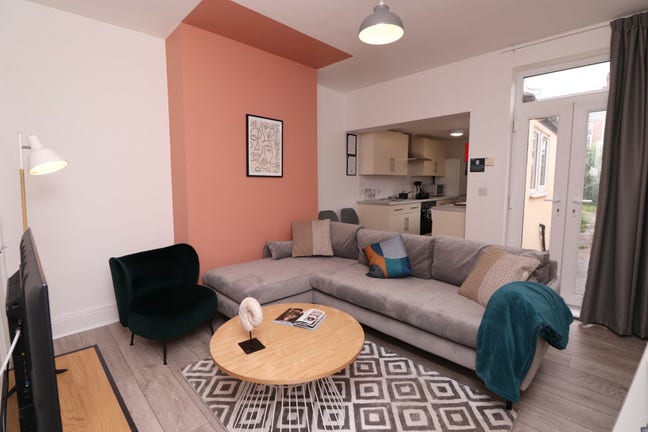 Large Student Home - Bills Included - Crofton St Main Photo