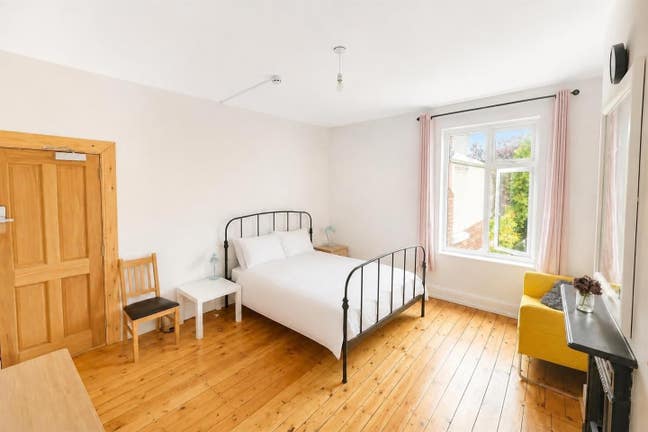 Stunning Large Double Bed room | Central Location Main Photo