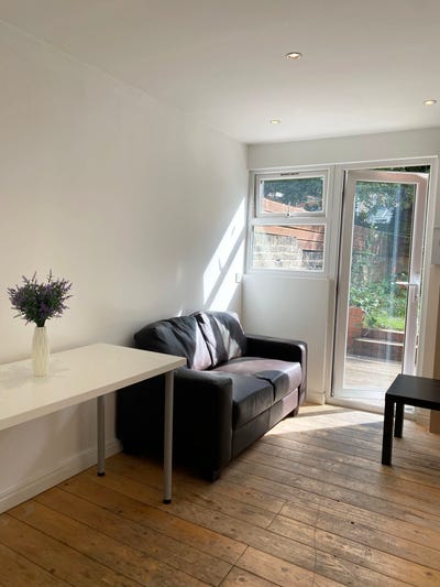 🌕 Beautiful room in house + garden, peaceful area Main Photo