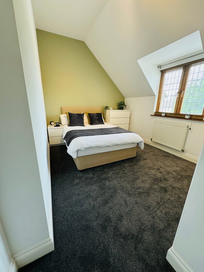 Aged 40-60 and looking for a mature house share?  Main Photo