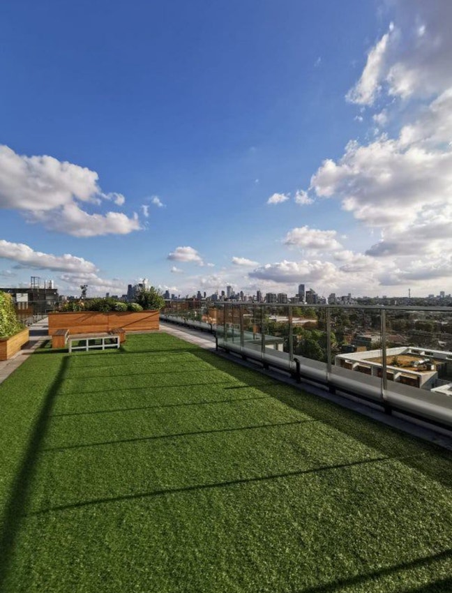 Ensuite in 10th Floor Penthouse, Rooftop & Gym Main Photo