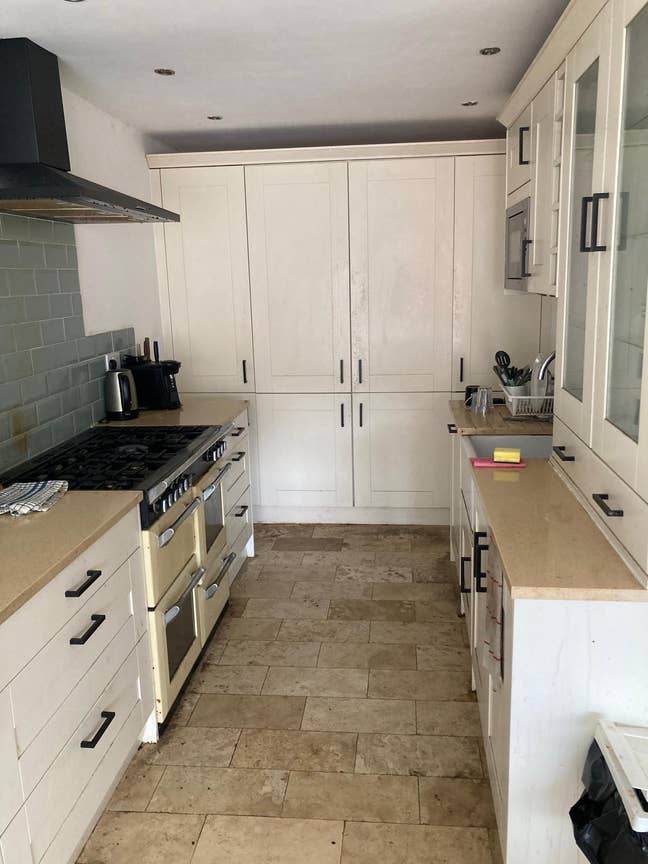 Large ensuite in a huge refurbished house Main Photo
