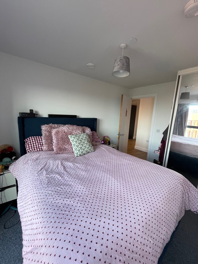 King size bedroom available to rent  Main Photo