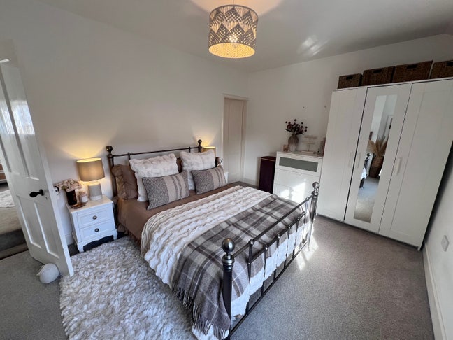 Spacious double room available  Main Photo