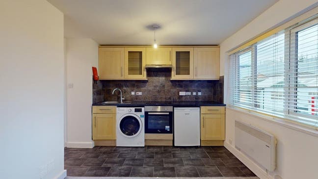 1 Bedroom flat, W3 with parking Main Photo