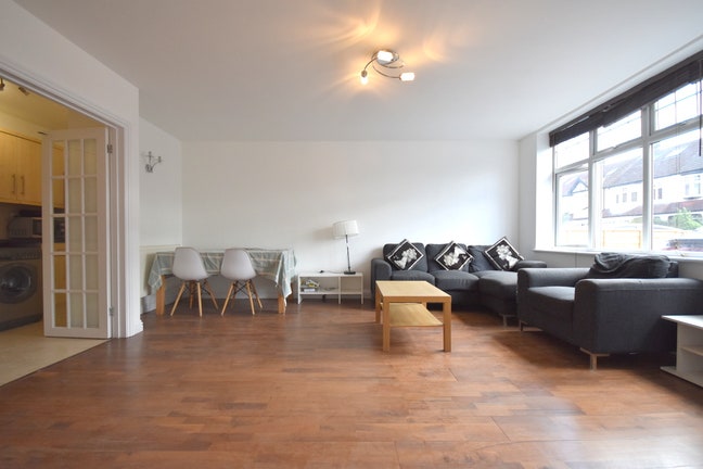 Stunning Large 4 Double Bedroom House With Garden Main Photo