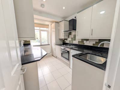 Two bedroom flat to rent in Neasden Main Photo
