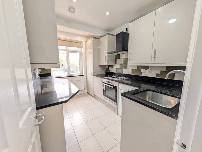 Two bedroom flat to rent in Neasden Main Photo