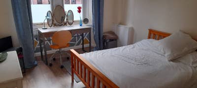 Double, walk-in wardrobe, short wlk to Byres Rd.   Main Photo