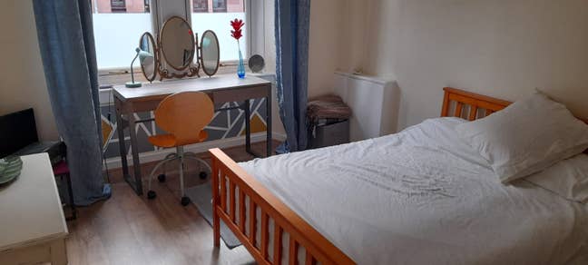 Double, walk-in wardrobe, short wlk to Byres Rd.   Main Photo