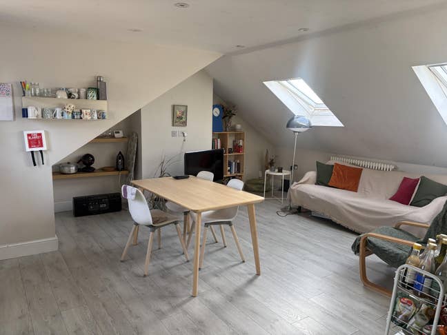 Double room in friendly 3-bed flat Main Photo