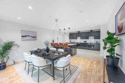 6 Bedrooms (5 Ensuite) in West Norwood! Main Photo