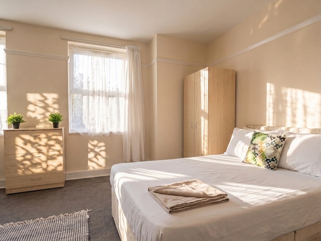 Large Furnished Double Room – Abbey House, E15 Main Photo