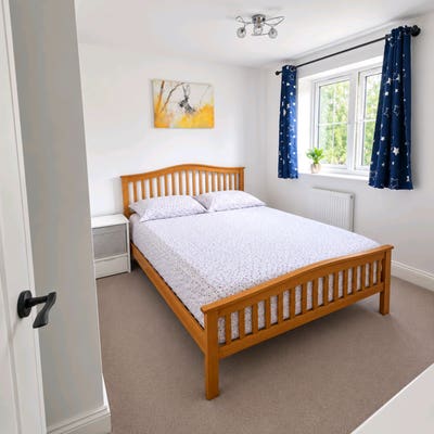 A double  bedroom available in family home Main Photo