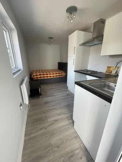  Self-Contained Studio – Hornchurch, RM12 4DB Main Photo