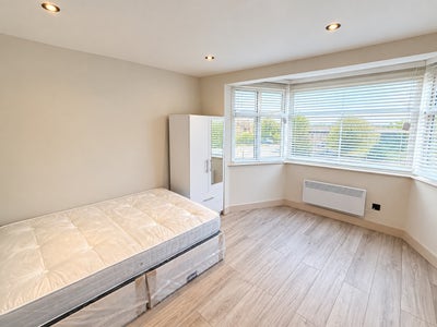 DSS - Studio Flat Available in Waltham Cross EN8 Main Photo