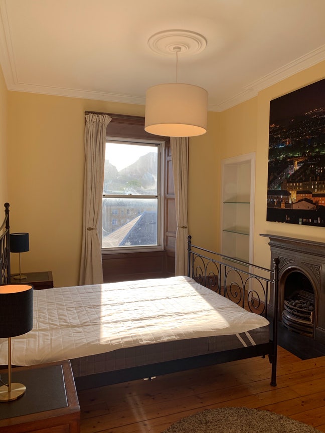 Beautiful, large room in family home  Main Photo