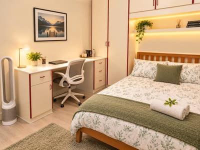 4 Double Room is available for rent in - UB10  Main Photo
