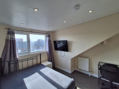 ST4/Shelton. Double Ensuite + Smart TV! Main Photo