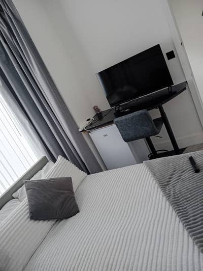 &pound;560, Bills Incl, Double Bed, Wifi Free Main Photo