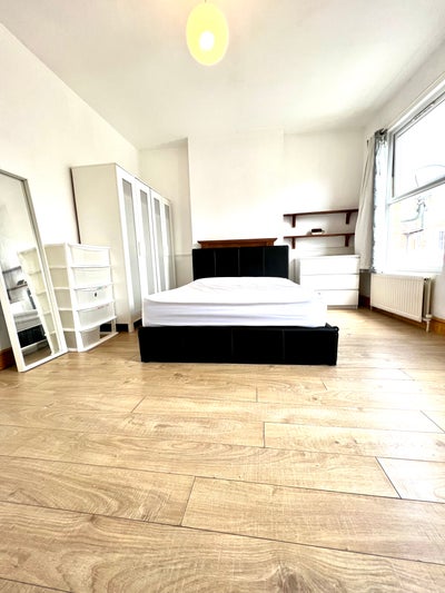  Double rooms available (close to victorian line) Main Photo