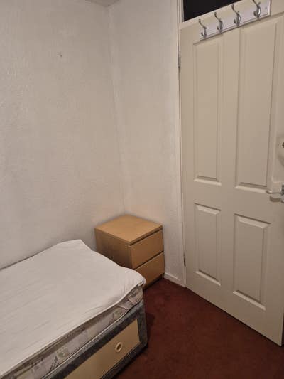 Single room in shared house Main Photo