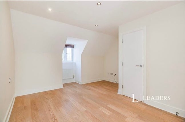 Top-floor double with en-suite. Colliers Wood  Main Photo