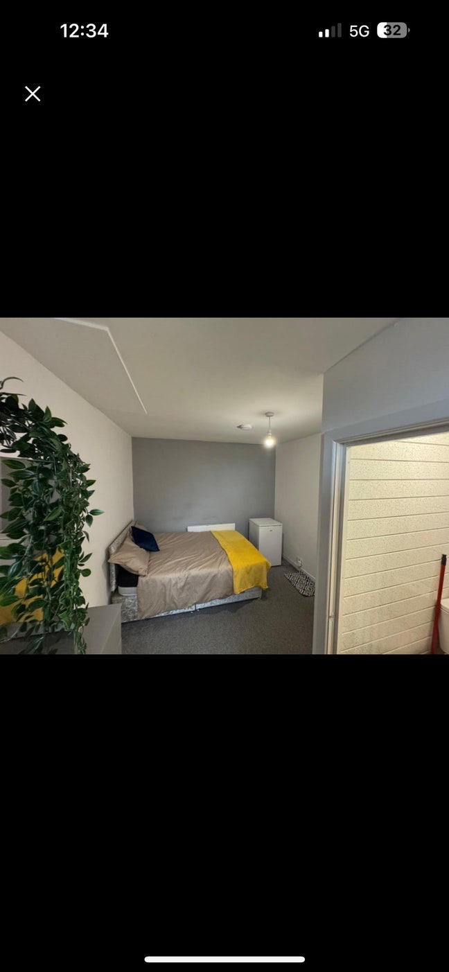 En Suite Rooms Recently Refurbished House  Main Photo