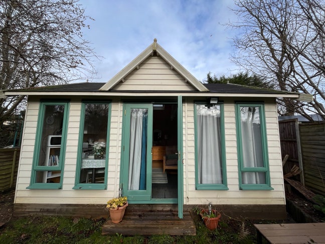 Garden room for rent Main Photo