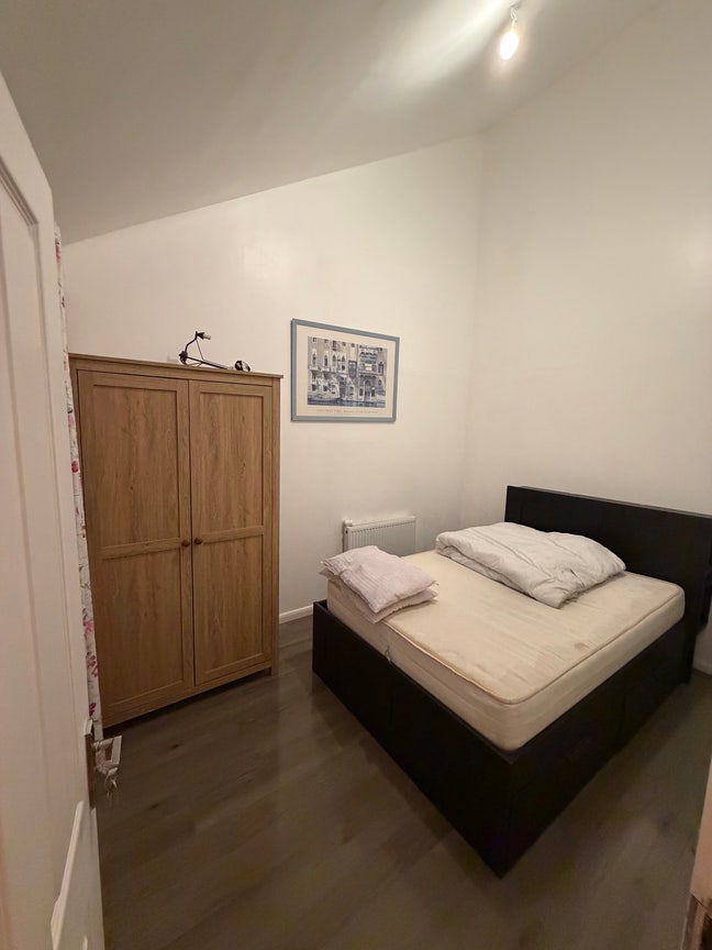 Double Bedroom in a Clean & Modern Home Main Photo