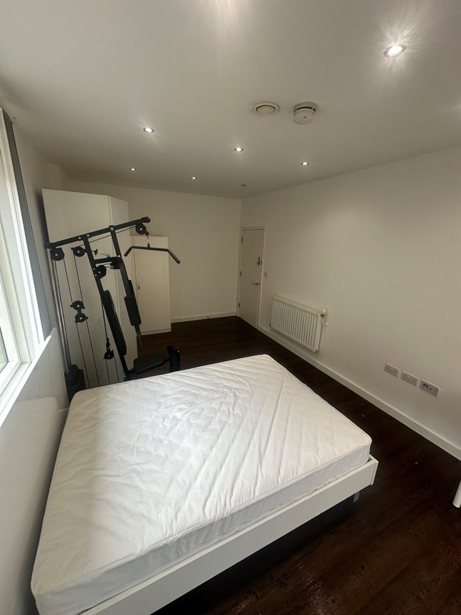 Spacious Double bed room with a private balcony  Main Photo