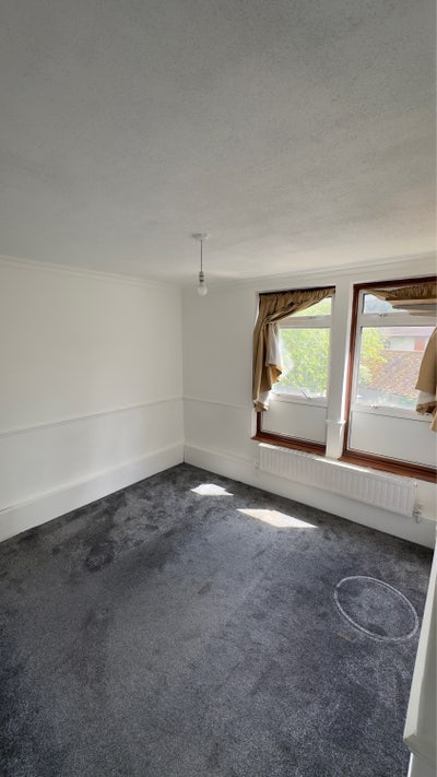 Spacious Double Room to Rent – Romford – &pound;850 pcm Main Photo