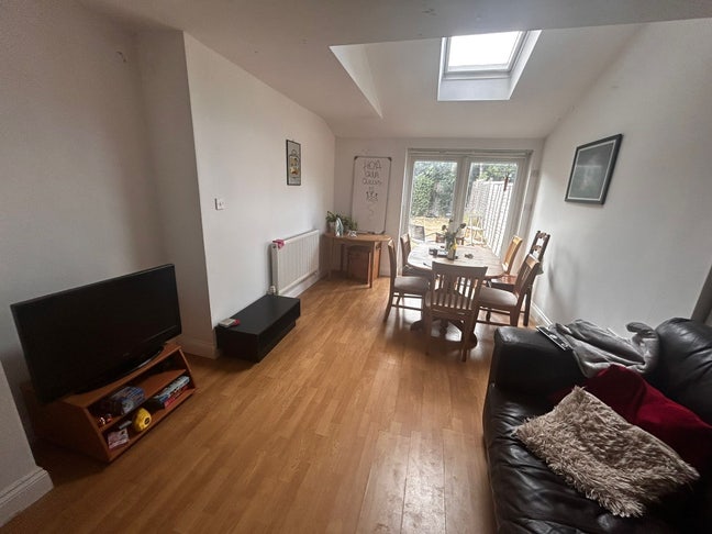 3 bedrooms available, close to Hospitals & Cowley Main Photo