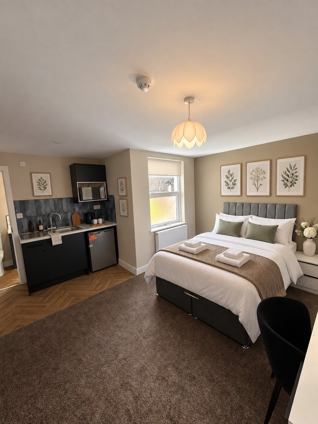 🏡 5-Bed Hmo | Ensuites | 3 Kitchenettes | WA2 Main Photo