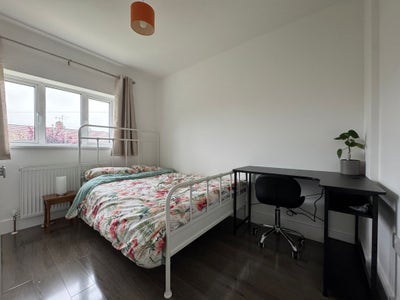 Bright Double En-Suite Room in Friendly Home Main Photo