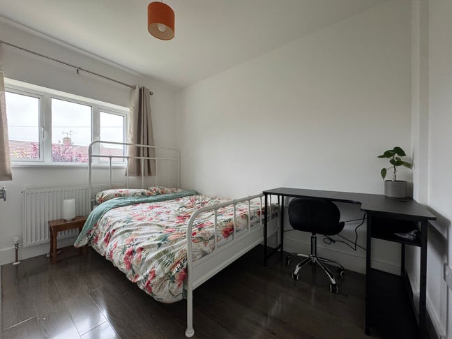 Bright Double En-Suite Room in Friendly Home Main Photo