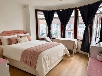 En-suite Room Available Now, N13 Main Photo