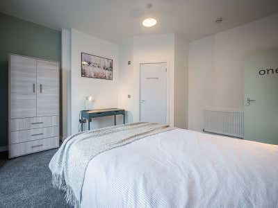 En-suite double room available in shared house Main Photo
