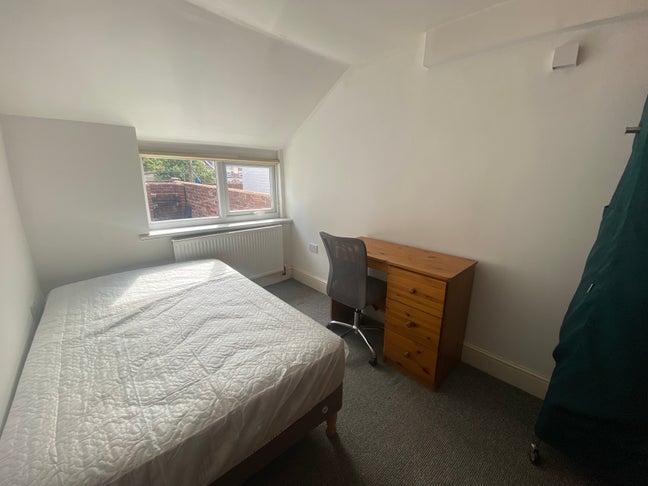 Spacious double room in flatshare Main Photo